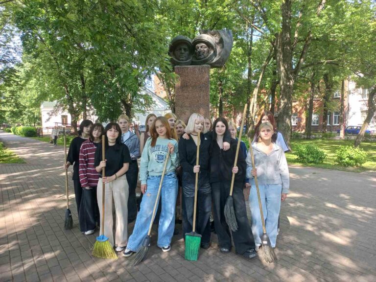 Патриотизм в действии: учащиеся участвуют в благоустройстве памятных мест