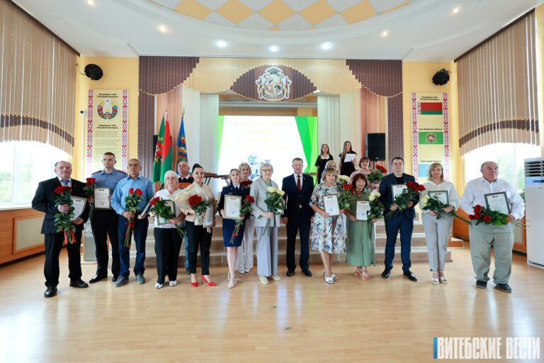 Церемония занесения на районную Доску почета