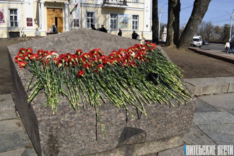 Митинг, посвящённый сожжению деревни Хатынь