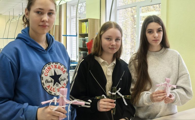 От мусора до искусства: мастер-класс по народной игрушке в нашем колледже!